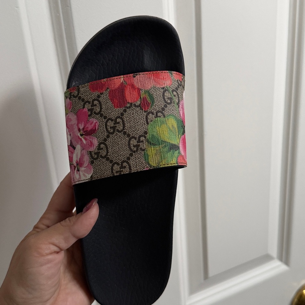 Gucci slides size 6 floral print w gg logal preloved cone w box and dust bags - Picture 6 of 6
